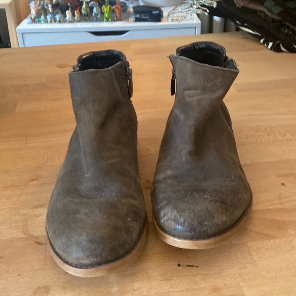 Gray ankle boots GUC